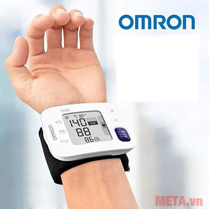 Máy có chỉ dẫn quấn vòng bít đúng Cách sử dụng máy đo huyết áp Omron