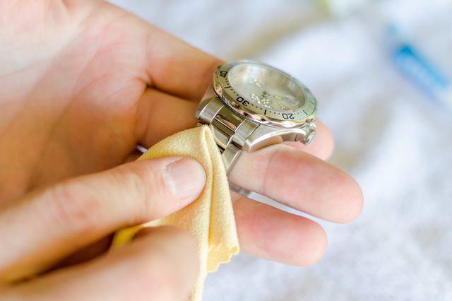 Vệ sinh đồng hồ bằng vải mềm