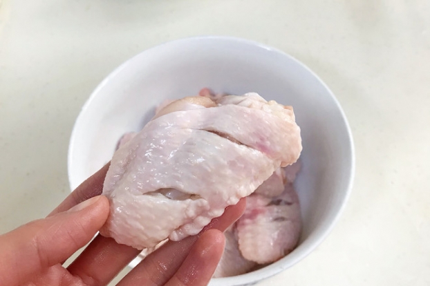 Nhớ chặt cánh gà để ngấm đều gia vị.