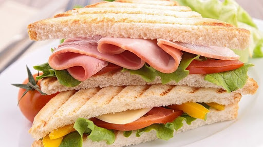Sandwich cá ngừ và sốt mayonnaise