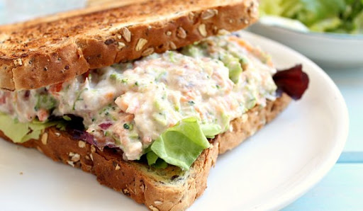 Sandwich bánh mì than tre cho người ăn kiêng