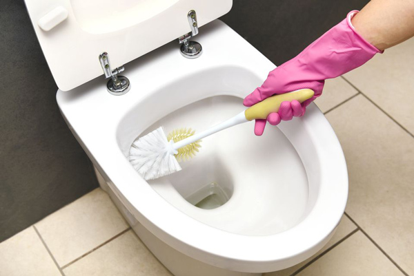 Vệ sinh toilet thường xuyên và đúng cách