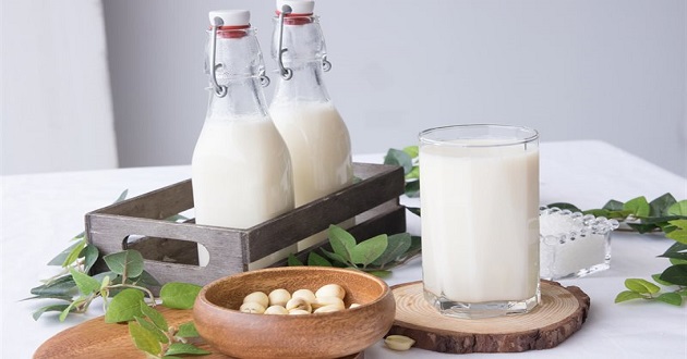 Có những nguyên liệu gì cần chuẩn bị để làm sữa hạt sen?
