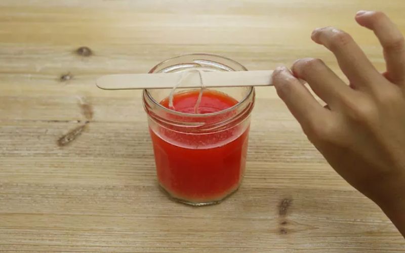 Bước 3 + 4: Nhỏ tinh dầu rồi cho dây bấc vào cố định giữa trung tâm lọ thủy tinh