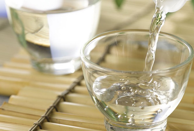 Dùng giấm ăn có thể khắc phục được một số vết ố, mờ trên mặt kính