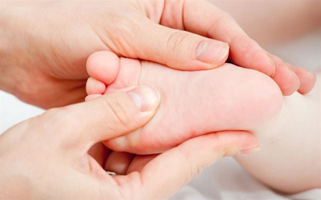 Xoa tinh dầu tràm vào lòng bàn chân cho trẻ để tránh gió