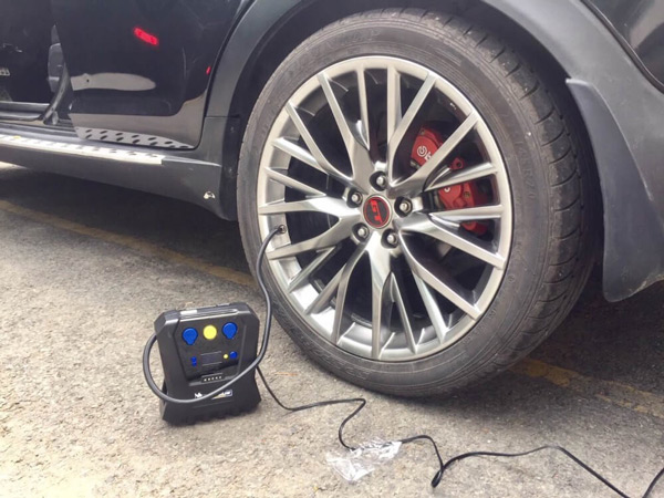 Thao tác bơm lốp với máy Michelin là vô cùng đơn giản