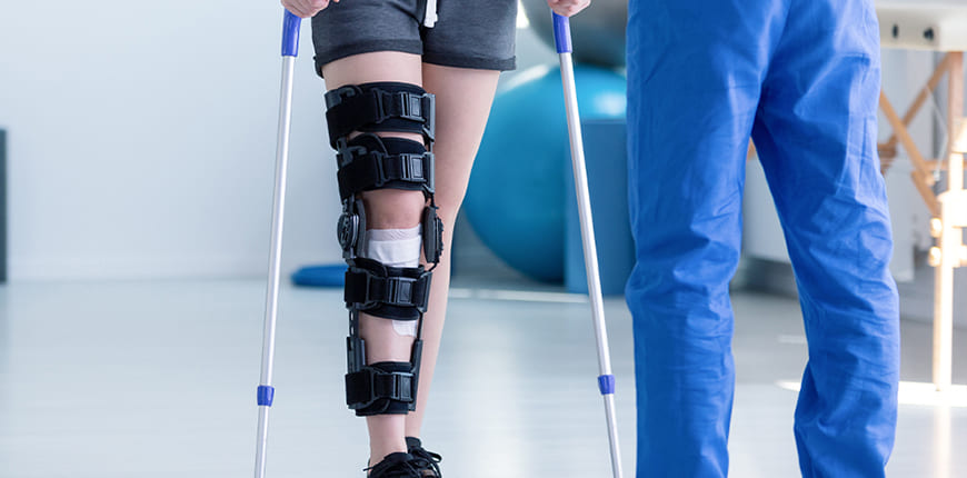 Tập đi sau khi gãy chân là một quá trình lâu dài, bạn không nên nóng vội