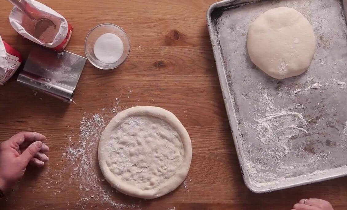 Bạn gấp mép lại khoảng 1cm để tạo thành phần viền bánh