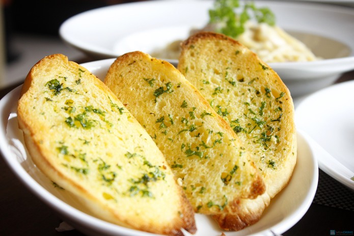 Bánh mì bơ tỏi bằng nồi chiên không dầu