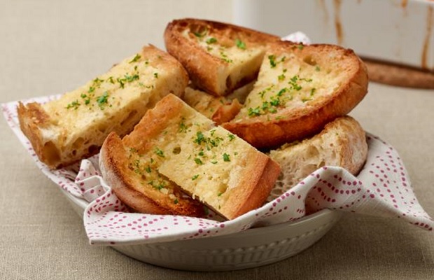 Cách làm bánh mì bơ tỏi bằng lò vi sóng giòn ngon khó cưỡng siêu đơn giản