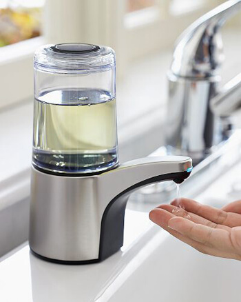 Bình được treo trên tường khô ráo, tránh xa khu vực rửa tay ẩm ướt thường xuyên