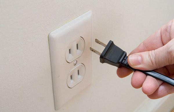 Tắt TV và rút phích cắm trước khi vệ sinh tivi