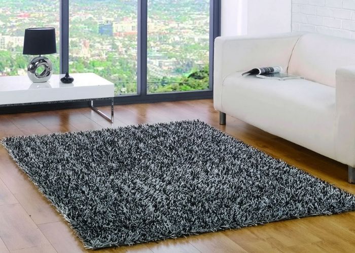 Các loại thảm len, thảm lông không nên giặt bằng nước nóng, sẽ làm thảm nhanh hỏng