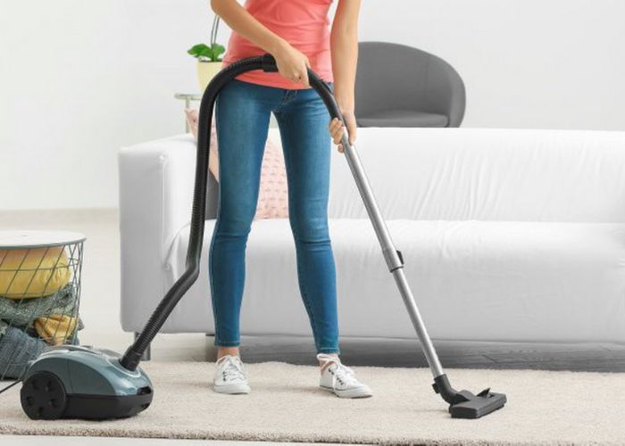 Máy hút bụi là thứ không thể thiếu khi vệ sinh thảm trải sàn