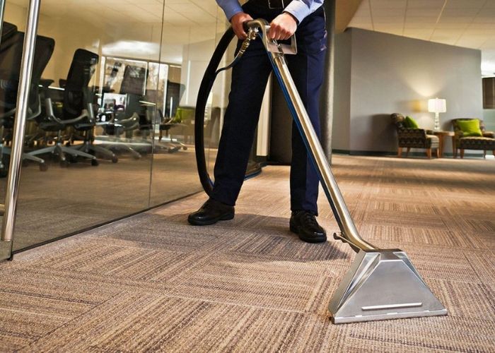 Nếu có điều kiện, hãy mua máy giặt thảm, ghế sofa để vệ sinh thảm trải sàn được sạch hơn