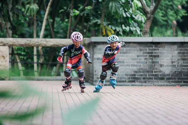Trượt patin là cách để khuyến khích bé trai vận động hằng ngày