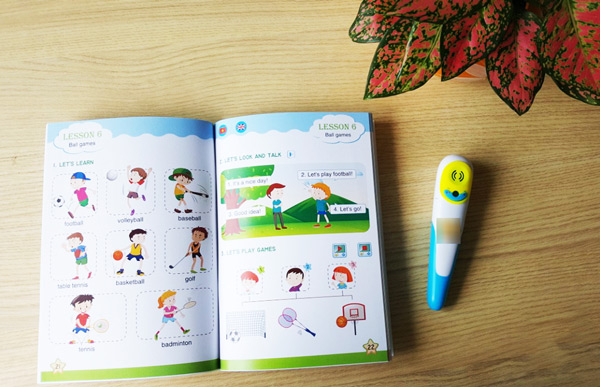 Tặng bút chấm đọc thông minh cho bé gái nhân ngày 1-6