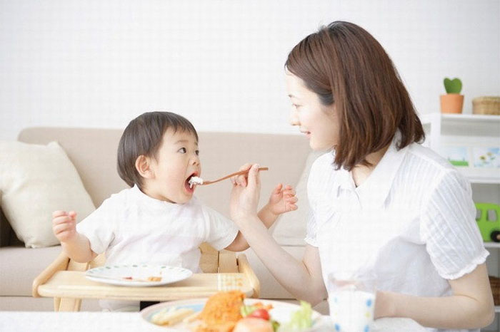 Ghế ăn dặm cho trẻ nhỏ