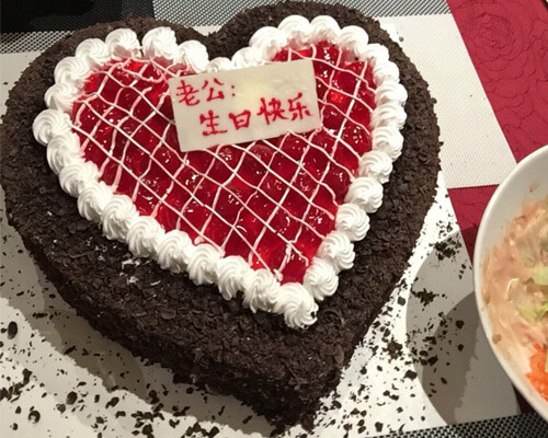 Bánh kem trái tim T22 thân đỏ nền trắng in ảnh cặp đôi trăm năm hạnh phúc -  TIEMBANHQUYNH - Quỳnh Bakery
