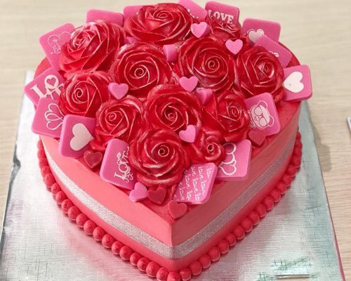 Chiếc bánh sinh nhật hình trái tim là lựa chọn tuyệt vời cho bất kỳ dịp kỷ niệm đáng nhớ nào. Chỉ cần 1 cái nhìn vào hình ảnh này, bạn sẽ cảm nhận được sự mềm mại, tinh tế và đáng yêu của chiếc bánh.