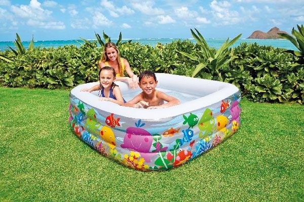 Bể bơi Intex đại dương vuông 57471 có thể để 2 - 3 bé vui chơi cùng một lúc mà vẫn an toàn