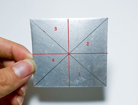 Bước 1: Bạn dùng 1 miếng nhôm/thép hình vuông, chia làm 8 phần bằng nhau