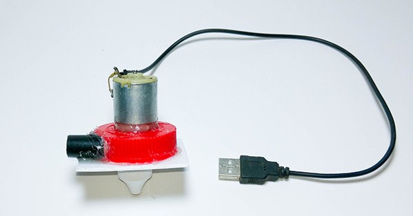 Bước 6: Bạn nối dây cắm nguồn USB vào hai cực của mô tơ.