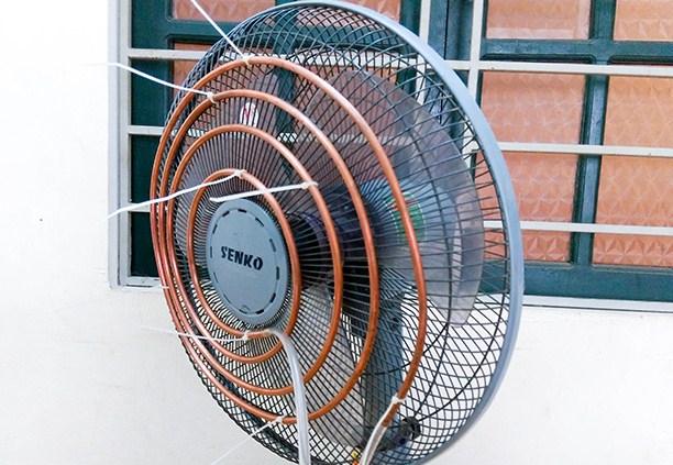 Bước 7: Bạn cuốn ống đồng thành các hình tròn đồng tâm, sau đó buộc cố định trên lồng quạt bằng dây rút.