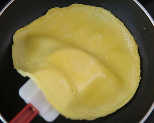 Cách thực hiện bánh Crepe sầu riêng biệt lá dứa ngon nhất