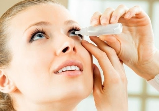 Nhỏ thuốc nhỏ mắt giúp mắt bớt khô, nhức mỏi