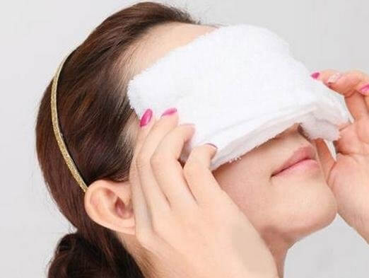 Hơi ấm từ khăn chườm giúp các cơ mắt thả lỏng
