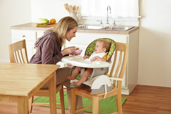 Ghế ăn dặm Mastela rất tiện lợi cho bé