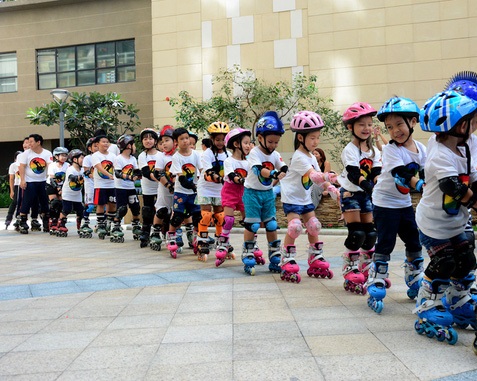 Đồ bảo hộ patin cho bé gồm những gì?