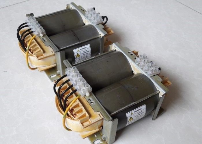 Máy biến áp cách ly có 2 cuộn dây sơ cấp và thứ cấp riêng biệt