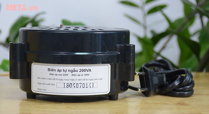 Cấu tạo máy biến áp tự ngẫu nhỏ gọn vì chỉ có 1 cuộn dây duy nhất
