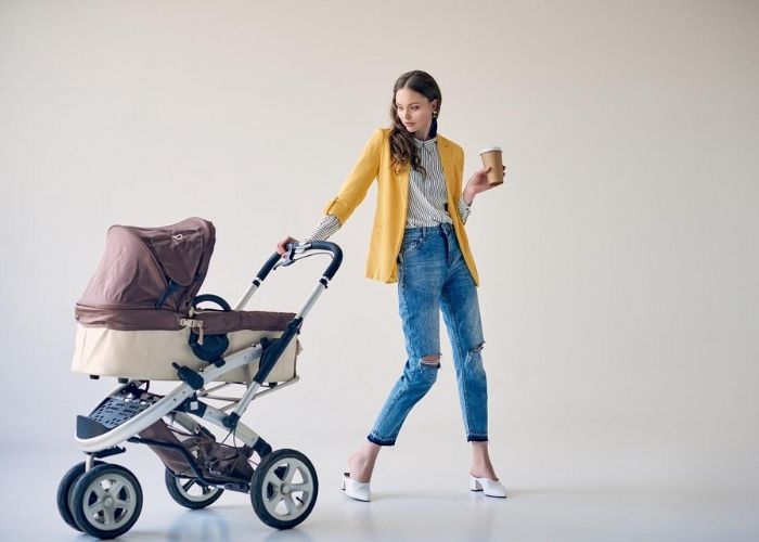 Nên mua xe đẩy 1 chiều hay 2 chiều thì tốt cho bé?