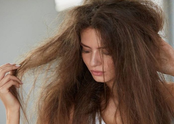 Tác hại của Clo dư trong nước đó là khiến tóc khô, xơ, dễ gãy rụng...
