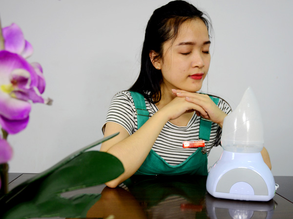 Xông hơi còn giúp da mặt trở nên mềm và giữ ẩm tốt hơn, ngăn ngừa mụn và chất nhờn, đào thải tế bào chết và tái tạo tự nhiên.