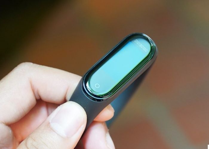Màn hình Xiaomi Mi Band 4 là màn hình AMOLED cho khả năng hiển thị rực rỡ hơn