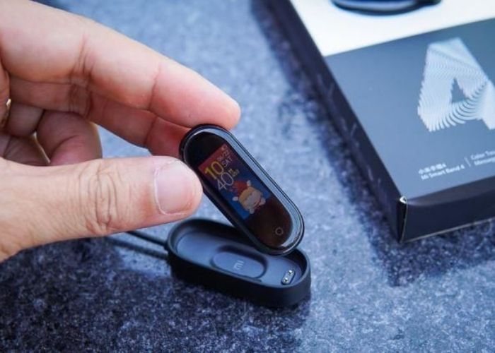 Với mức giá dưới 1 triệu đồng thì bạn không cần phải băn khoăn có nên mua Mi Band 4 hay không