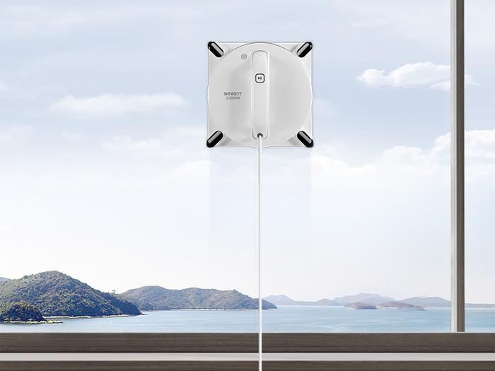 Ecovacs Winbot 950 có giá bán rẻ hơn so với Hobot 388
