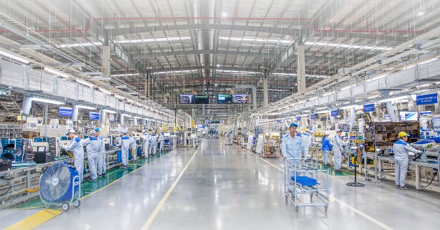 Bên trong nhà máy Daikin Việt Nam với máy móc, công nghệ hiện đại.