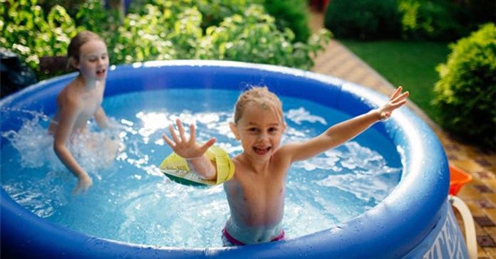 Mua bể bơi phao cho bé cần chuẩn bị thêm những phụ kiện cần thiết nào?