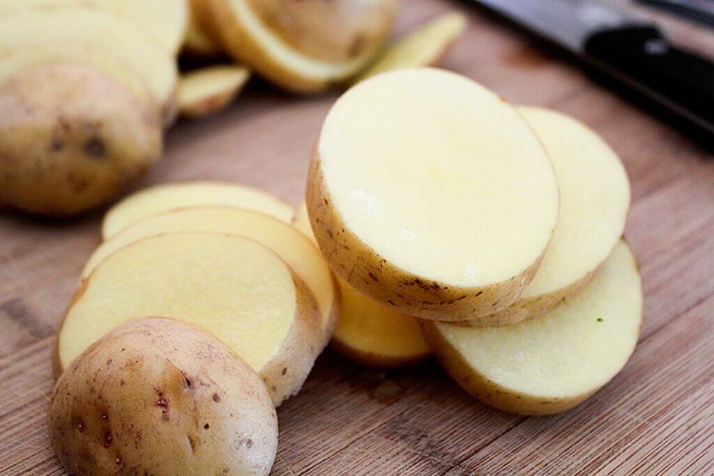 Khoai tây - một nguyên liệu quen thuộc trong nhà bếp cũng có tác dụng tuyệt vời trong việc đánh bay vết ố vàng