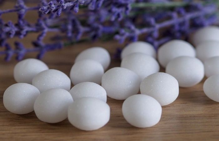Băng phiến có độc tố mạnh nên cần cẩn trọng khi sử dụng