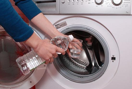 Dùng dấm để khử mùi hôi máy giặt
