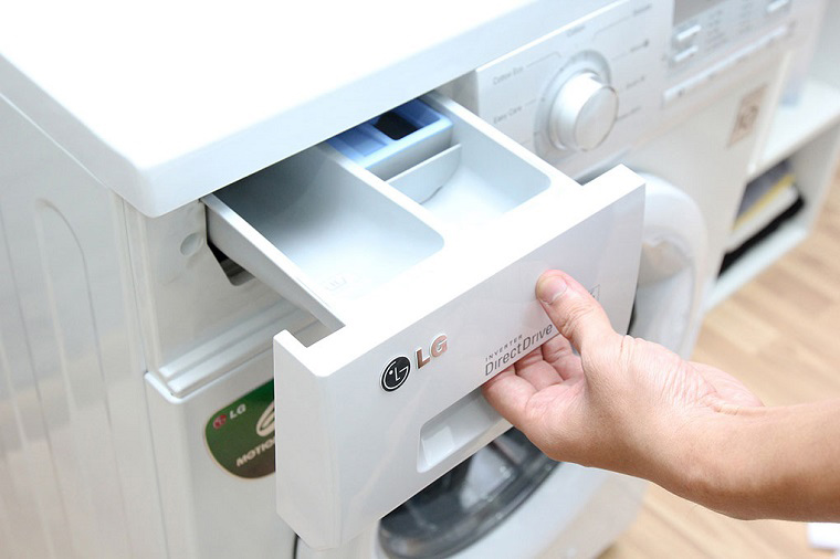 Vệ sinh khu vực chứa nước xả vải, nước giặt