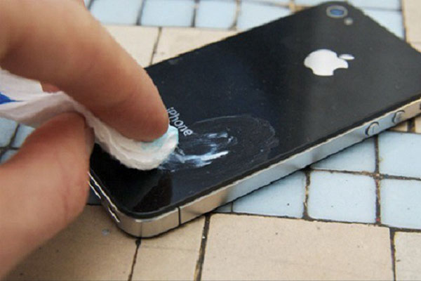 Cách làm mờ vết xước màn hình điện thoại bằng kem đánh răng