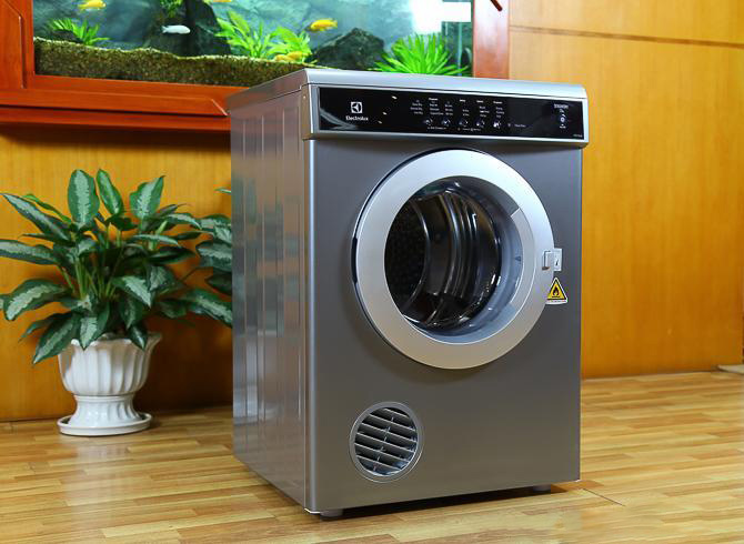 Làm khô quần áo cực nhanh bằng máy sấy quần áo